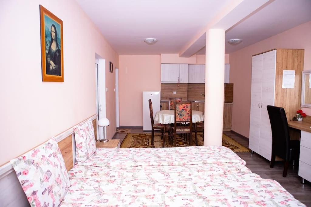 Hotel Lucky 2 à Pavel Banya Extérieur photo